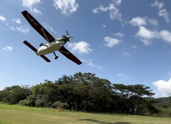 Green Airways plane flying to Aamara airport