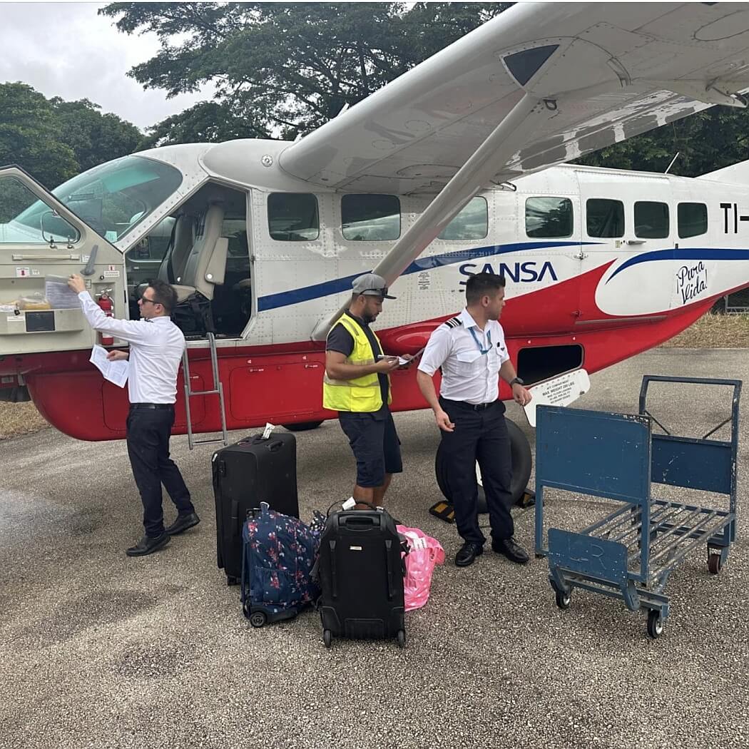 Luggage and people at a Sansa plane